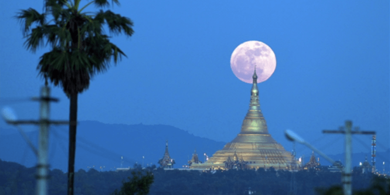 Superúplněk nad pagodou Uppatasanti v Barmě