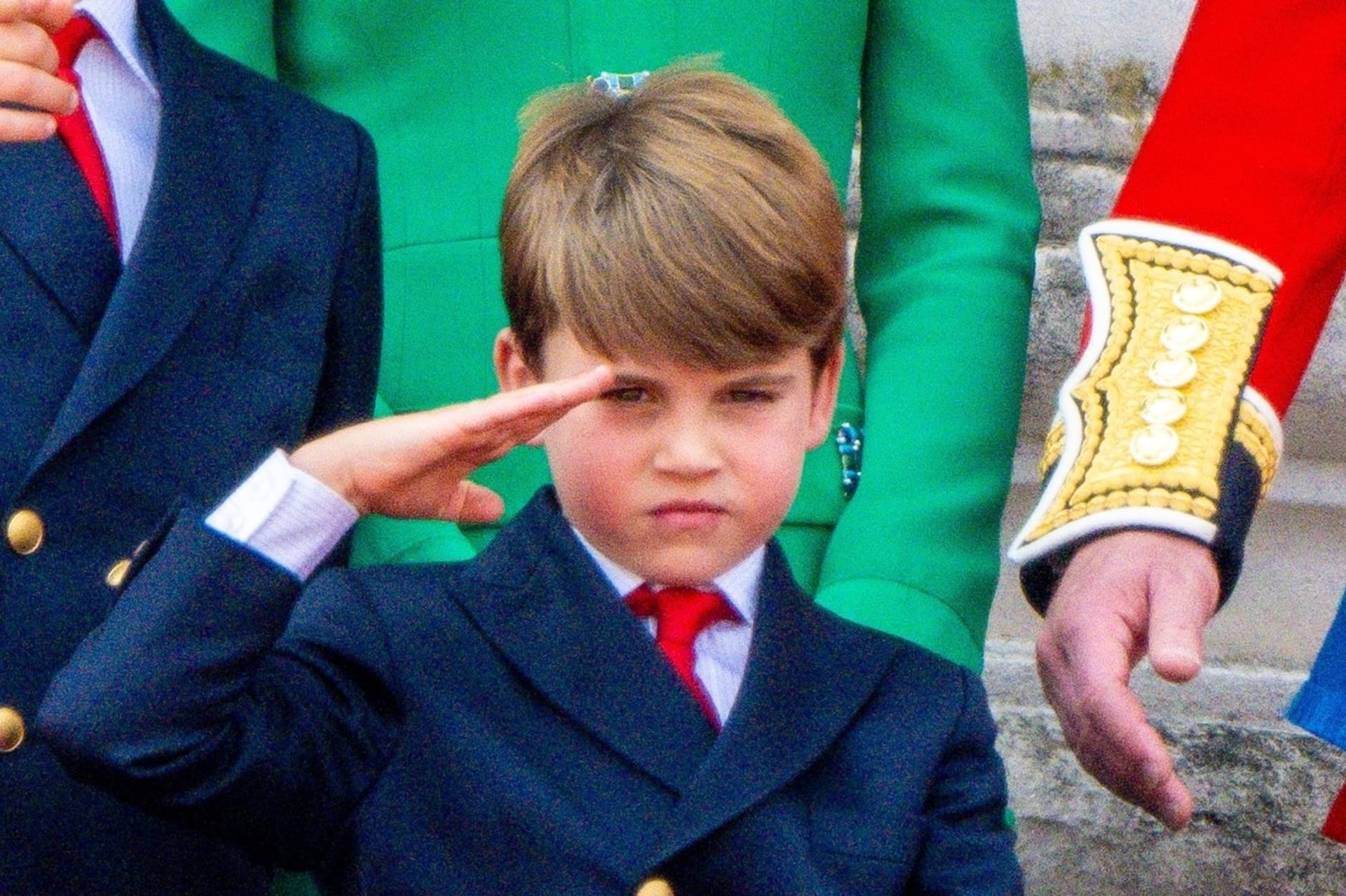 Prince Louis na balkóně Buckinghamského paláce