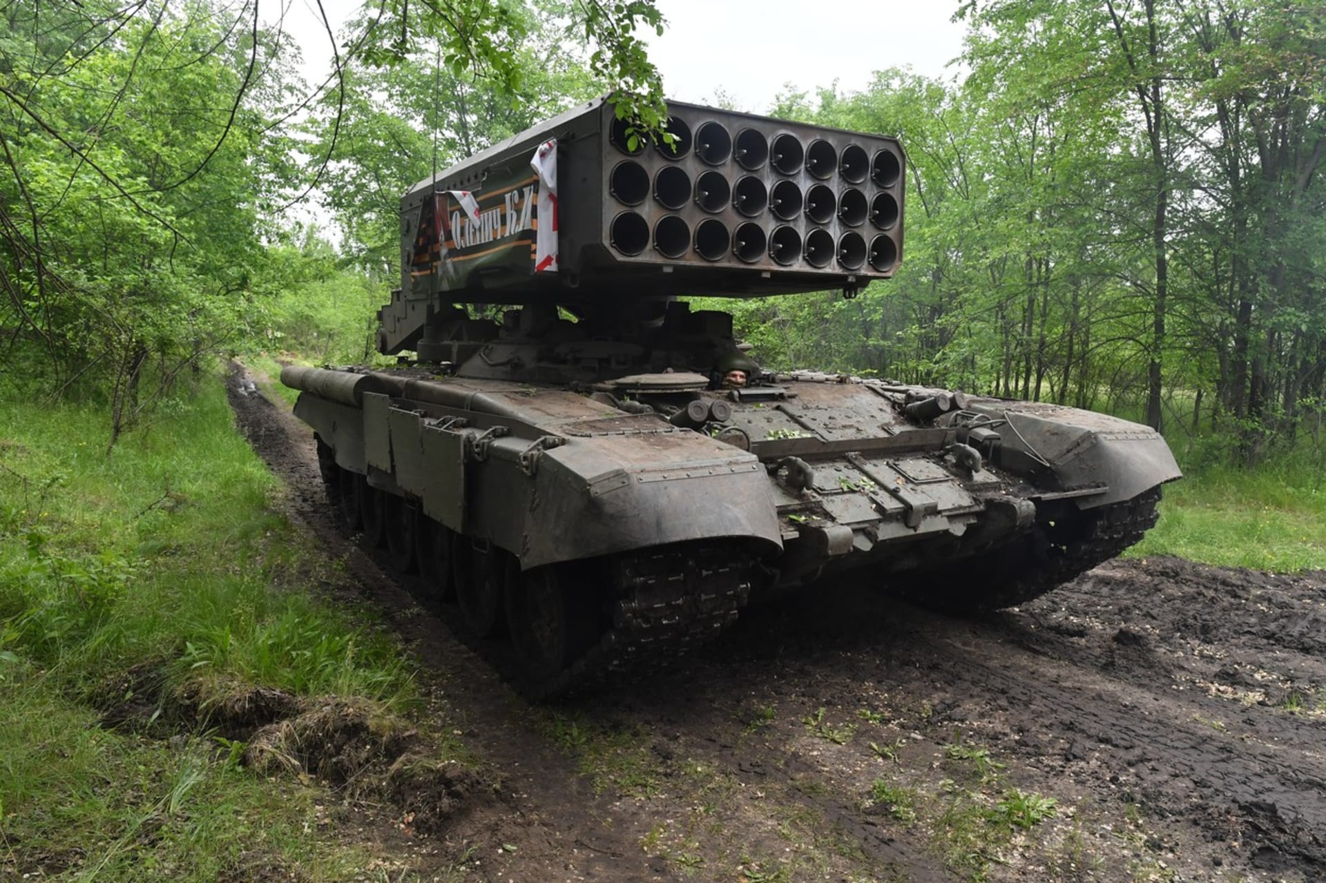 Raketomet používá tankový podvozek T-72 nebo T-90