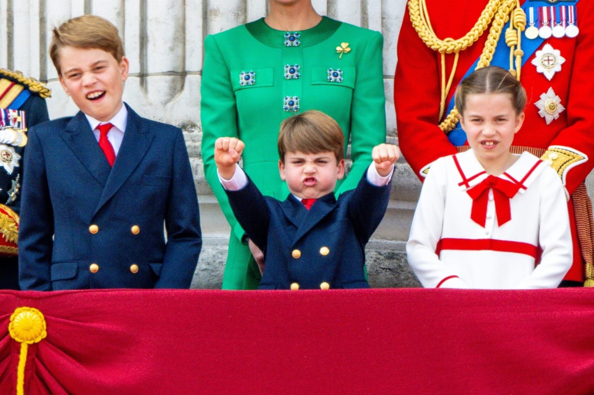 Malý princ Louis často při společenských událostech baví davy.