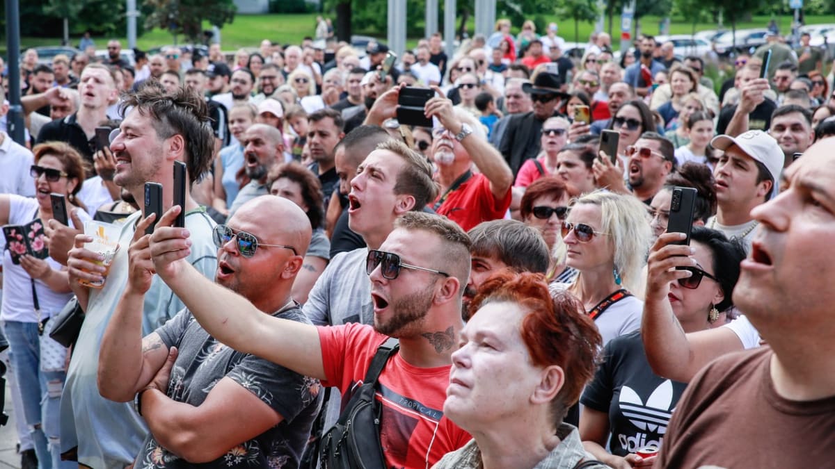 Zhruba tisíc lidí v sobotu odpoledne dorazilo před brněnské Janáčkovo divadlo, aby uctili památku třiadvacetiletého mladíka.