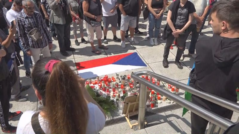 Na pietní akci za zabitého romského mladíka v Brně dorazily desítky lidí.