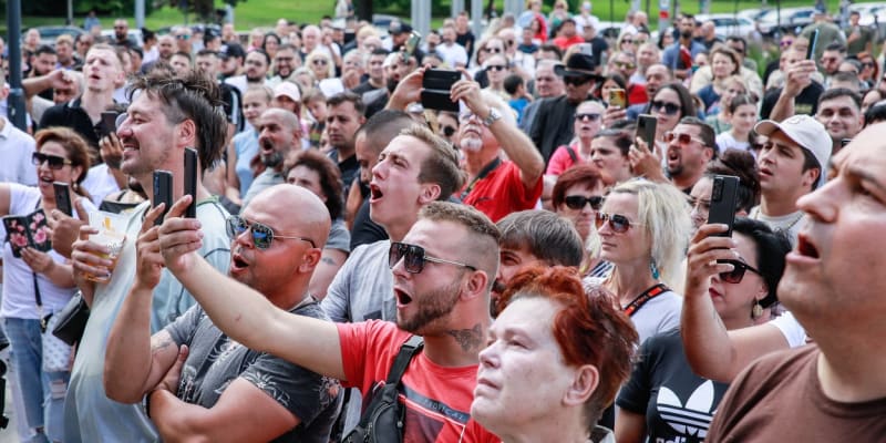 Zhruba tisíc lidí v sobotu odpoledne dorazilo před brněnské Janáčkovo divadlo, aby uctili památku třiadvacetiletého mladíka.