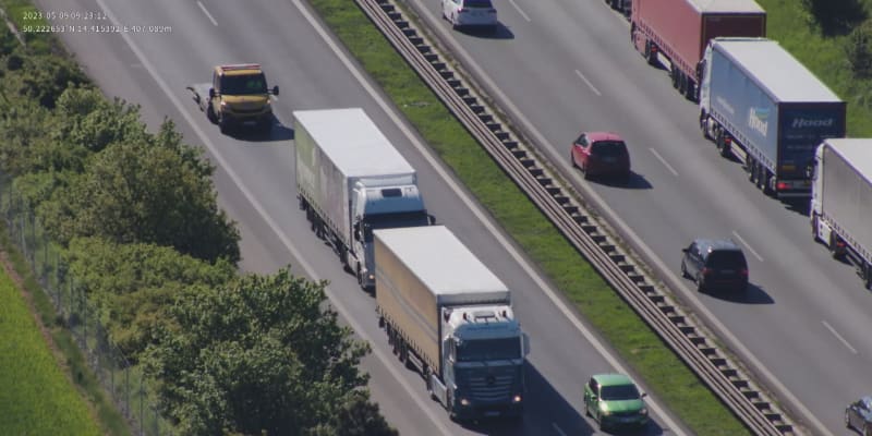 Ministr dopravy Martin Kupka (ODS) s policií jednají o rozšíření zákazu předjíždění pro kamiony na více úseků dálnic.