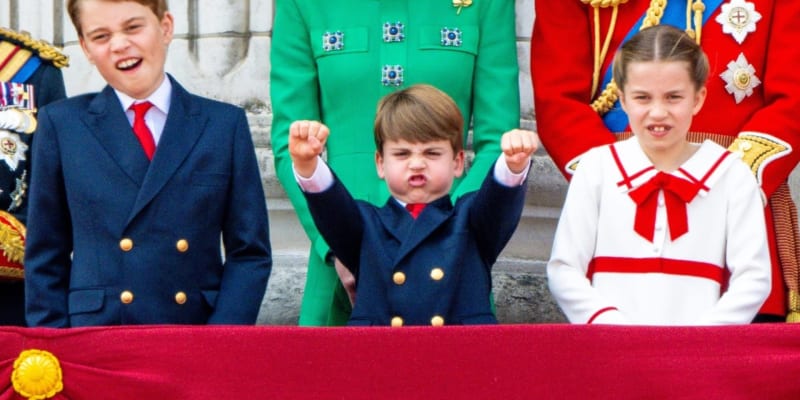 Malý princ Louis opakovaně baví davy.