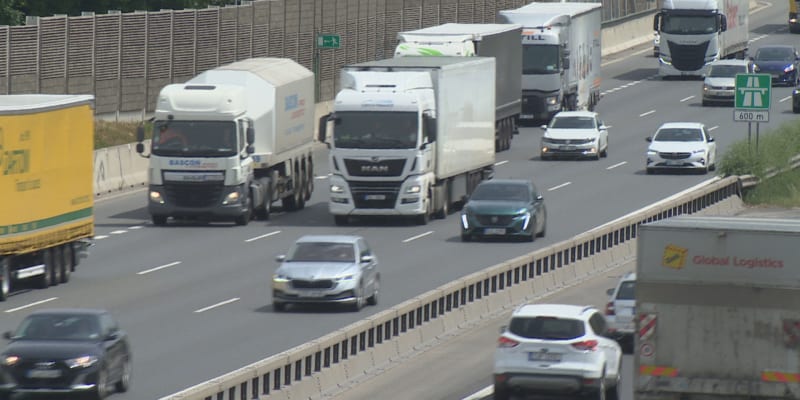Ministr dopravy Martin Kupka (ODS) s policií jednají o rozšíření zákazu předjíždění pro kamiony na více úseků dálnic.