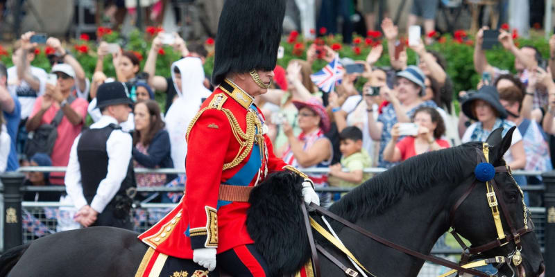 Loni jel král Karel III. v průvodu na koni.