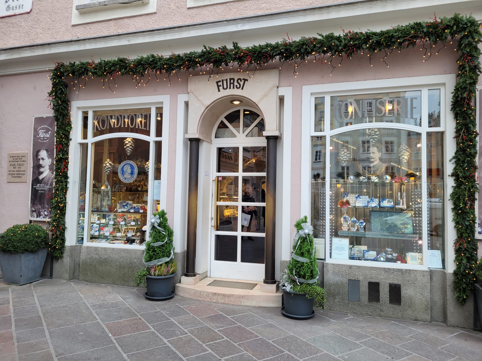 Slavná kavárna a cukrárna Fürst. Právě cukrář Paul Fürst vymyslel ke stému výročí Mozartovy smrti v roce 1890 originální Mozartovu kouli. 