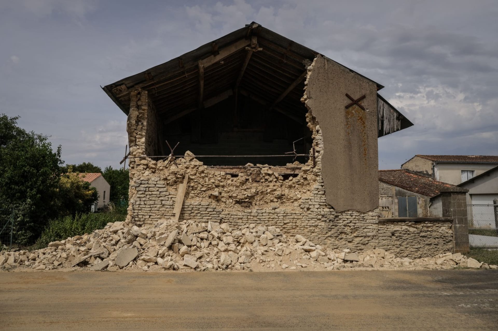 Západ Francie pocítil nezvyklé zemětřesení, poničeny jsou domy, školy i kostely