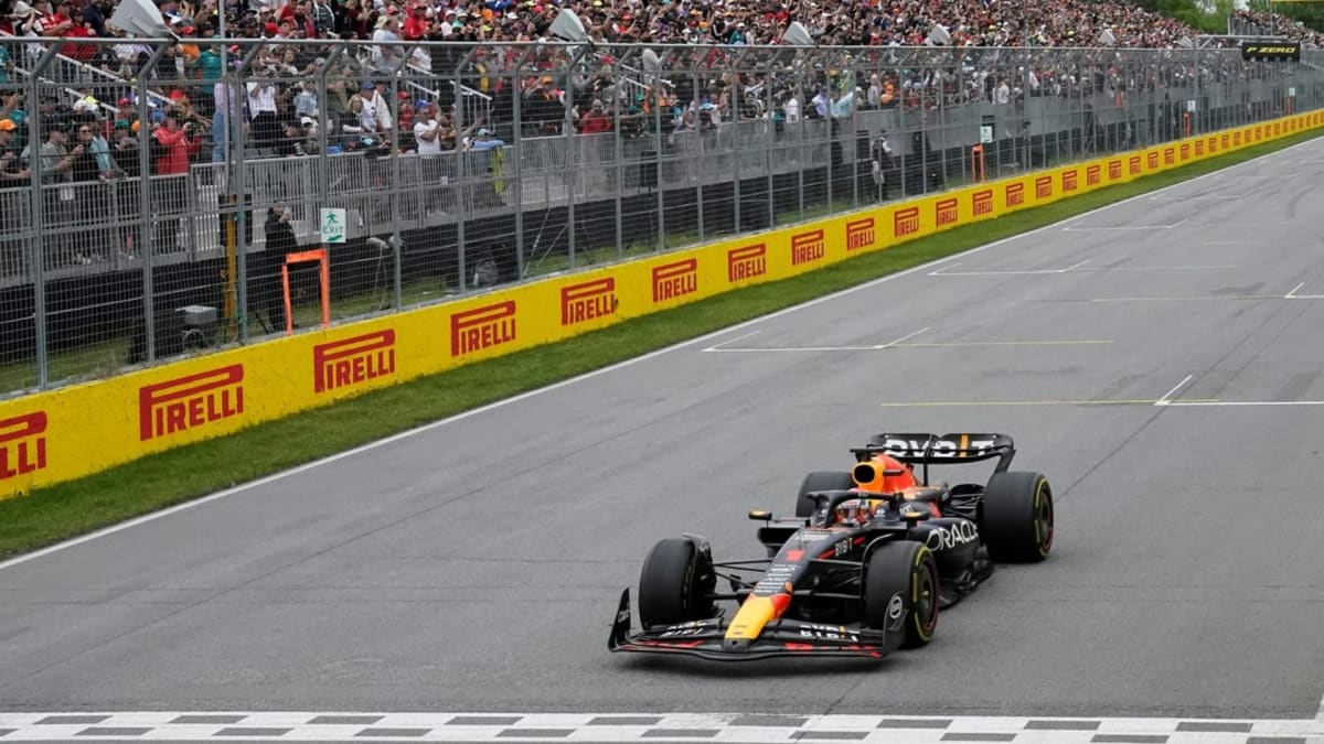 Nizozemský jezdec Red Bull Racing Max Verstappen protíná cílovou čáru na Velké ceně Kanady formule 1.