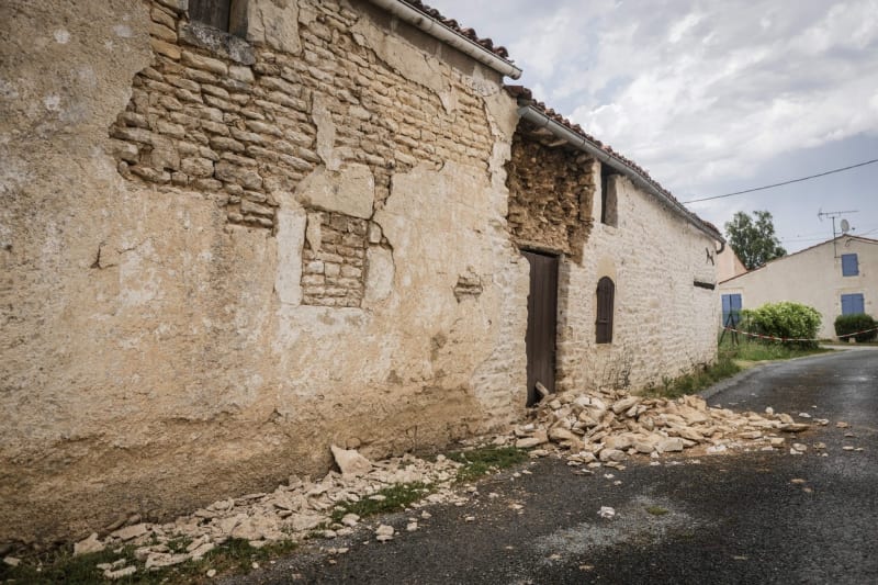 Západ Francie pocítil nezvyklé zemětřesení, poničeny jsou domy, školy i kostely