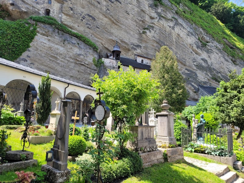 Hřbitov svatého Petra a katakomby vytesané ve skále.