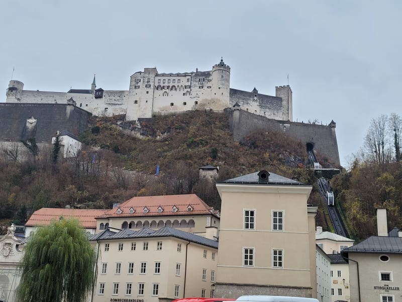 Na hrad Hohensalzburg můžete jít pěšky, nebo se svezte lanovkou.