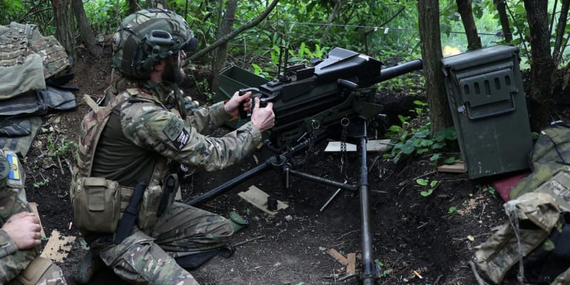 Ukrajinský voják s granátometem u Bachmutu (17. 6. 2023)