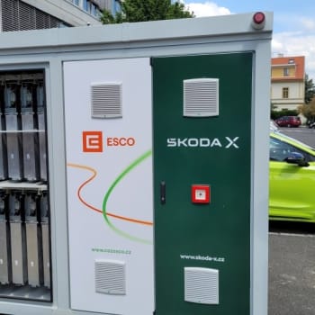 ČEZ ve spolupráci se Škodou představil speciální úložiště energie fungující se starými bateriemi z elektromobilů.