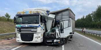 Vážná nehoda na D1 blokuje provoz směrem na Brno. Střet tří náklaďáků nepřežil jeden člověk