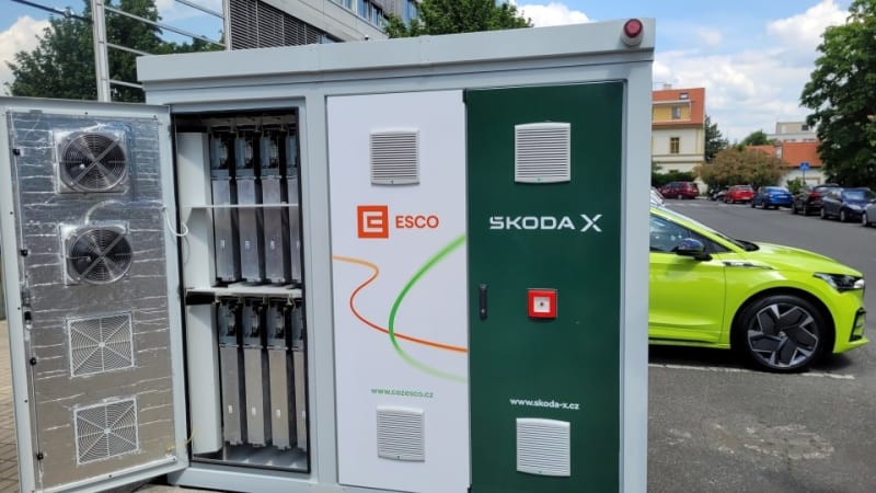 ČEZ ve spolupráci se Škodou představil speciální úložiště energie fungující se starými bateriemi z elektromobilů.