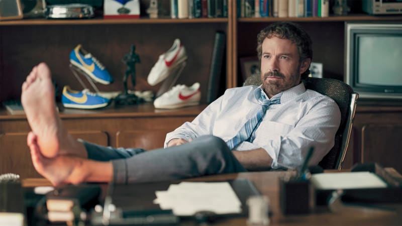 Film Air: Zrození legendy představuje spojení firmy Nike s v té době ještě amatérským basketbalistou Michaelem Jordanem, které díky značce Air Jordan zažehlo revoluci ve světě sportu i stylu odívání.