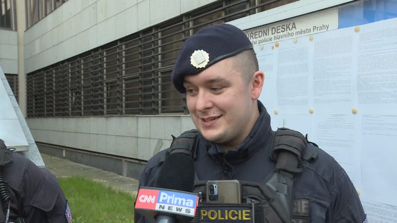Mladé mamince pomohla dvojice pražských policistů.