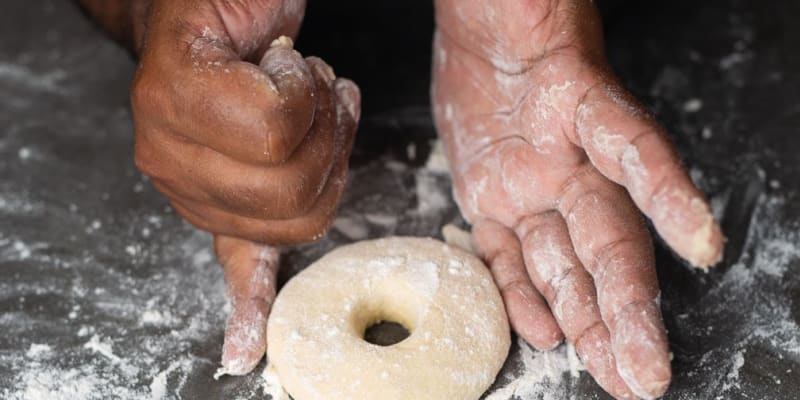 Smažené donuty s borůvkovým přelivem podle Pavla Berkyho