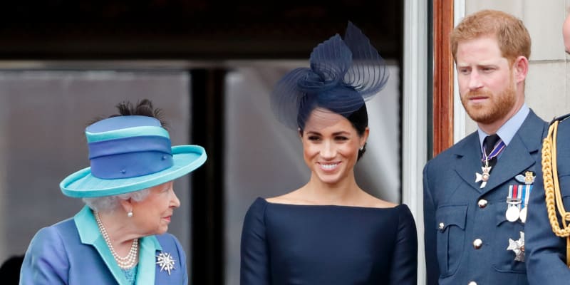 V roce 2018 vynesla Meghan černé šaty od Dioru. Na snímku je zachycena společně s královnou a princem Harrym na balkoně Buckinghamského paláce, kam vyšli členové královské rodiny sledovat slavnostní přehlídku při 100. výročí založení královského letectva RAF.