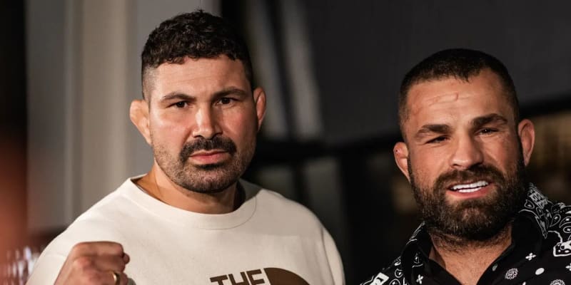 Slovenský MMA bojovník Attila Végh s českým rivalem Karlosem Vémolou