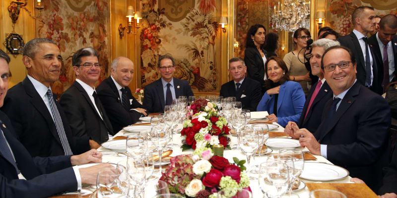 Klimatická konference OSN v Paříži v roce 2015. Večeře státníků v čele s prezidenty Barackem Obamou a Françoisem Hollandem
