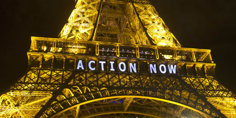 Klimatická konference OSN v Paříži v roce 2015. Eiffelova věž s jedním ze sloganů akce