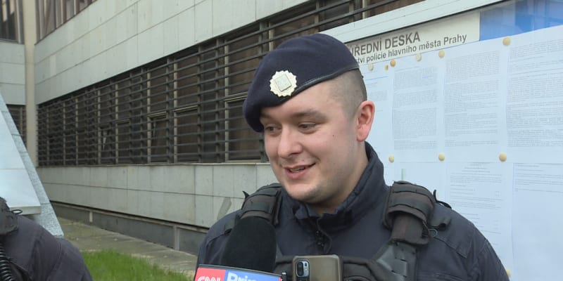 Mladé mamince pomohla dvojice pražských policistů.