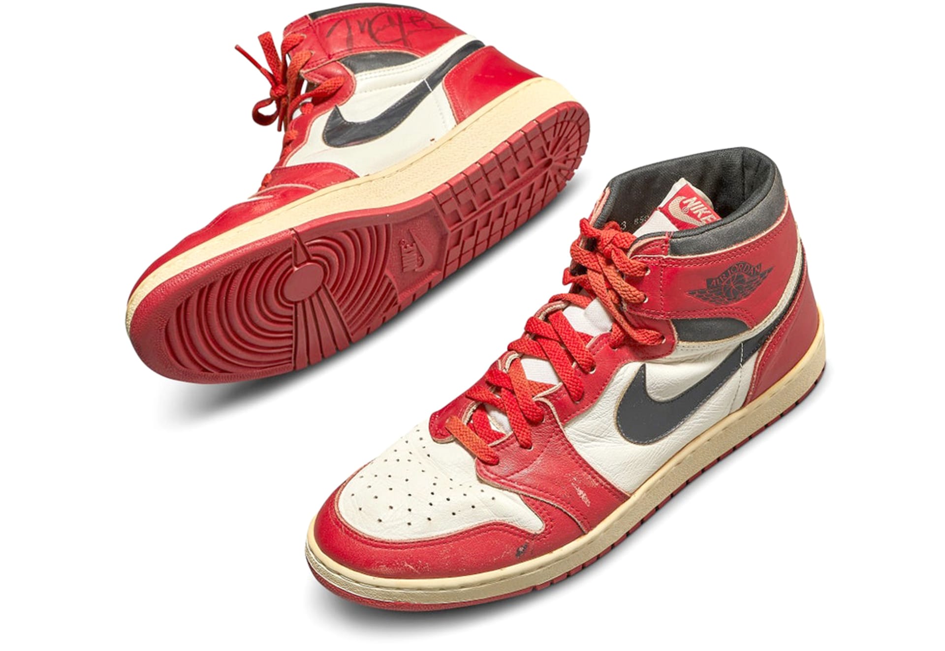 Tenisky, které obul v některém ze zápasů Michael Jordan, se v aukcích prodávají za statisíce dolarů. Takto vypadají jedny z prvních po uzavření smlouvy s firmou Nike.