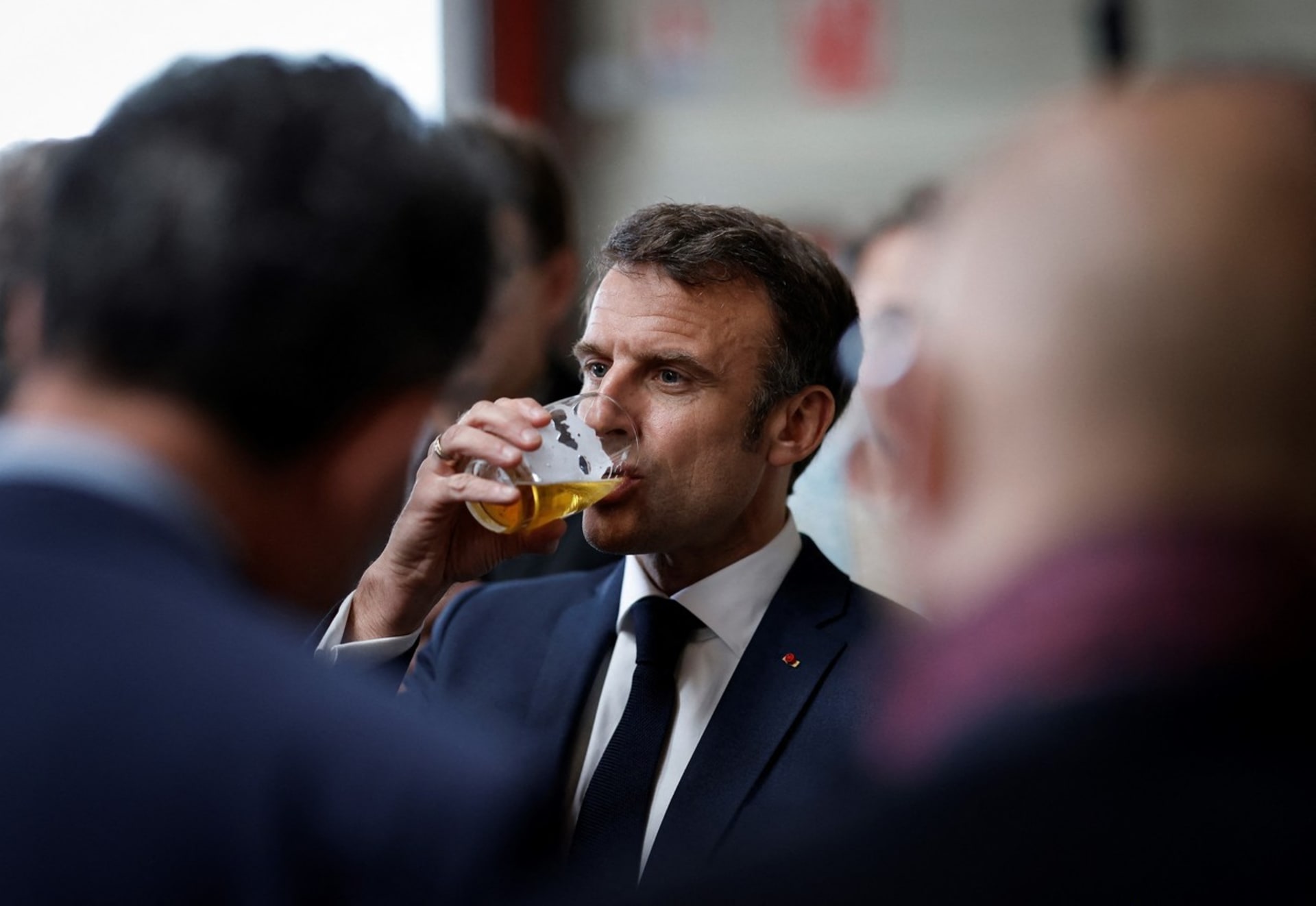 Emmanuel Macron s pivem (ilustrační foto)