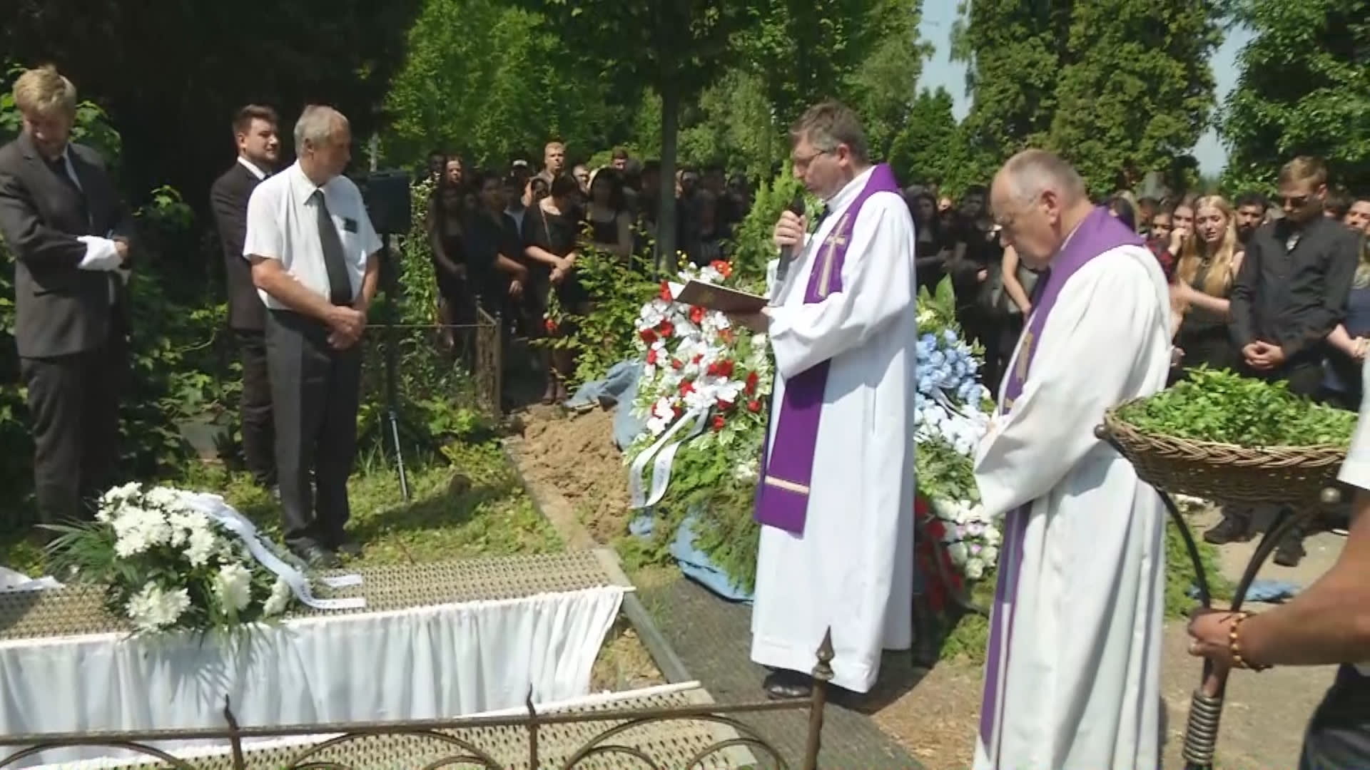 V Brně na pohřeb zabitého Roma přišly desítky lidí. V Brně na pohřeb zabitého Roma přišly desítky lidí.