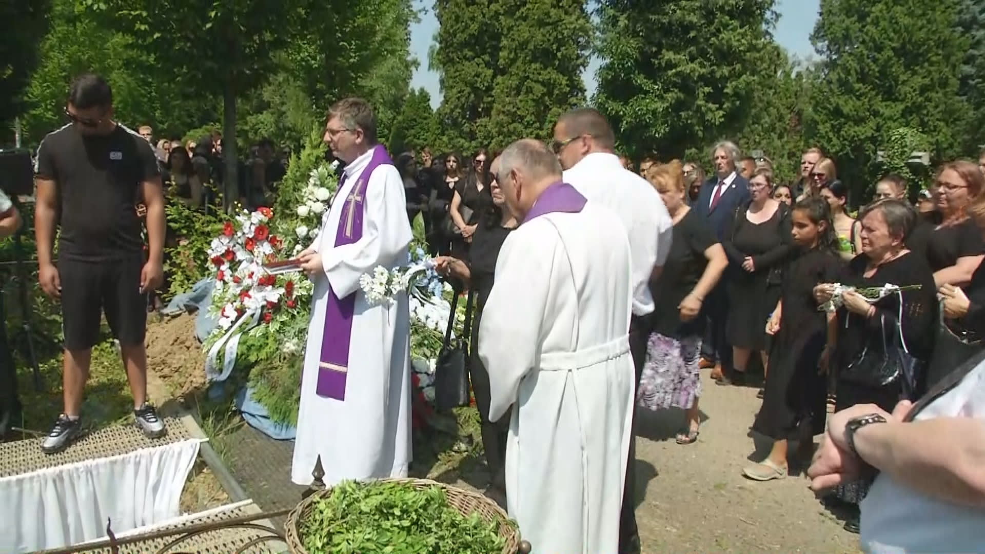 V Brně na pohřeb zabitého Roma přišly desítky lidí.
