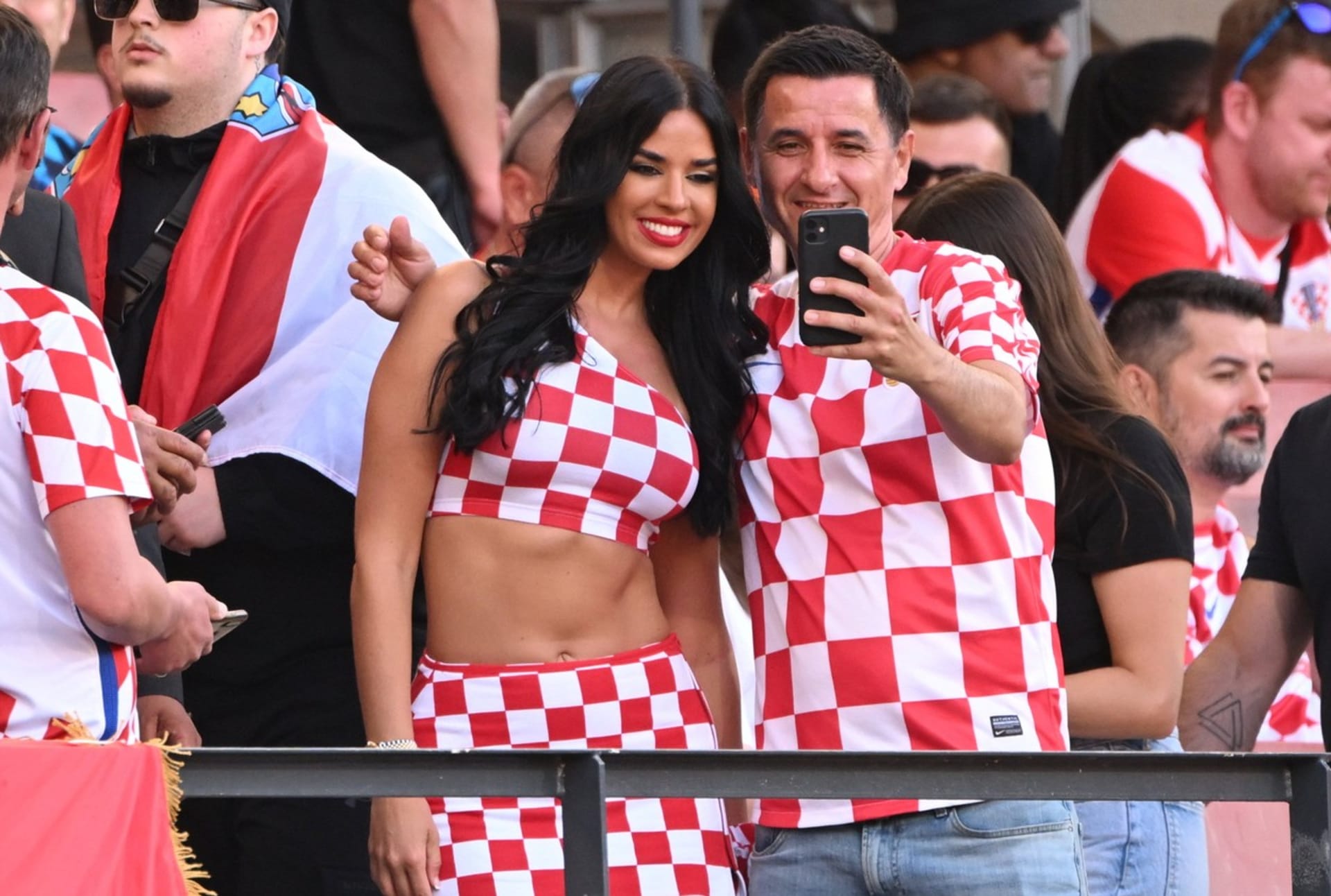 Na blížící se fotbalové Euro se těší statisíce fanoušků. Do Německa by měla dorazit i modelka Ivana Knöllová, která je skalní fanynkou chorvatské reprezentace. O pozdvižení se postarala již na šampionátu v Kataru svými odvážnými outfity.