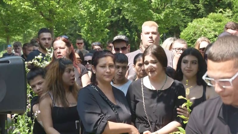 V Brně na pohřeb zabitého Roma přišly desítky lidí.