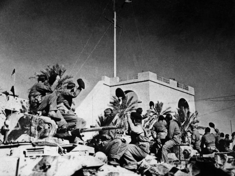 Spojenci oslavují porážku Rommela