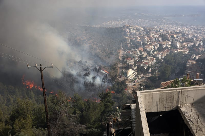 Kvůli vysokým teplotám jsou v Řecku časté rozsáhlé požáry. Snímek z Athén, červen 2022