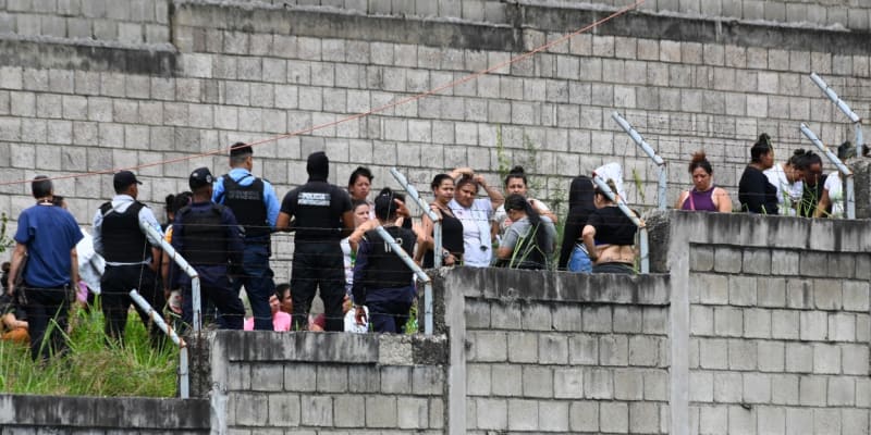 Při požáru ve věznici v honduraské obci Támara zemřelo nejméně 41 lidí.