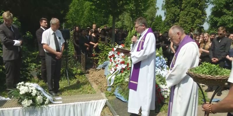 V Brně na pohřeb zabitého Roma přišly desítky lidí. V Brně na pohřeb zabitého Roma přišly desítky lidí.