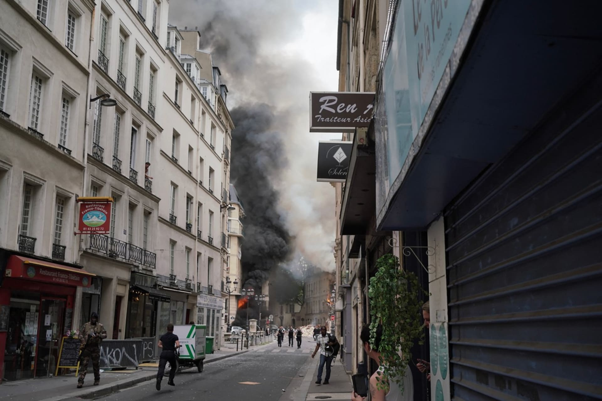 Silný výbuch v Paříži poškodil několik domů, jeden se zřítil.