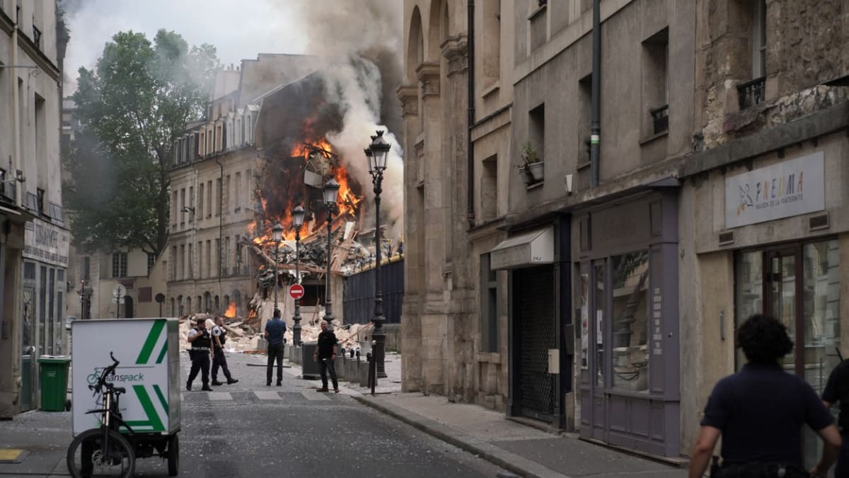 Výbuch v Paříži poškodil domy. 