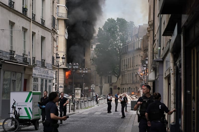  Silný výbuch v Paříži poškodil několik domů, jeden se zřítil.