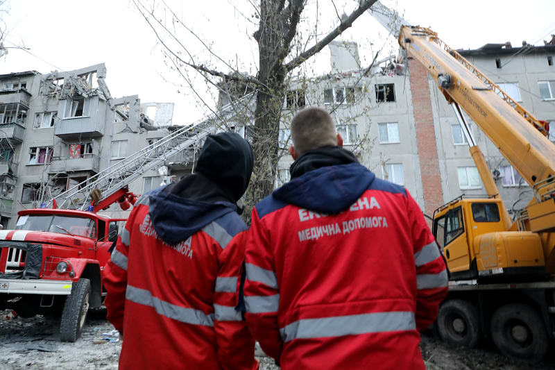  Zdravotníci zůstávají před pětipatrovou obytnou budovou, kterou v pátek 14. dubna zasáhla ruská raketa ve Slovjansku v Doněcké oblasti na východě Ukrajiny. 