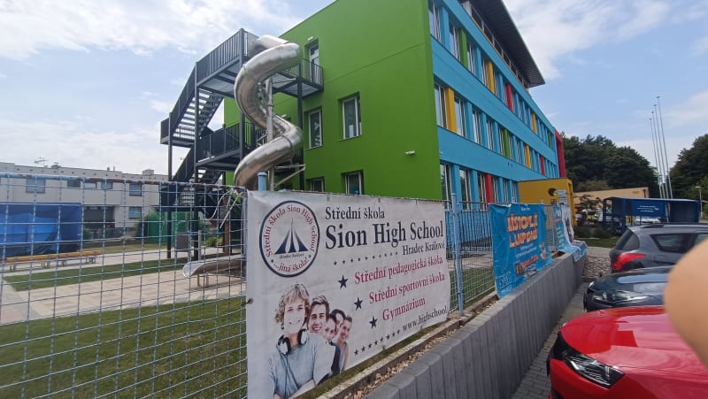 Hradecká škola Sion High School prohrává soudy se studenty.