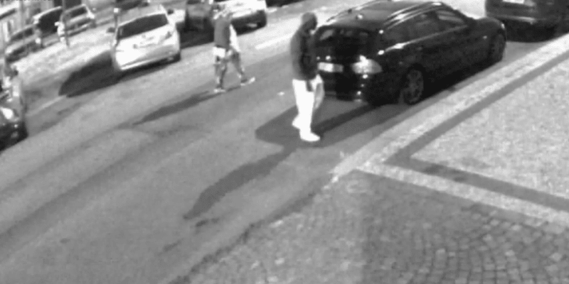 Kriminalisté pátrají po neznámém muži, který v sobotu ráno znásilnil ženu v parku v Praze 7. 