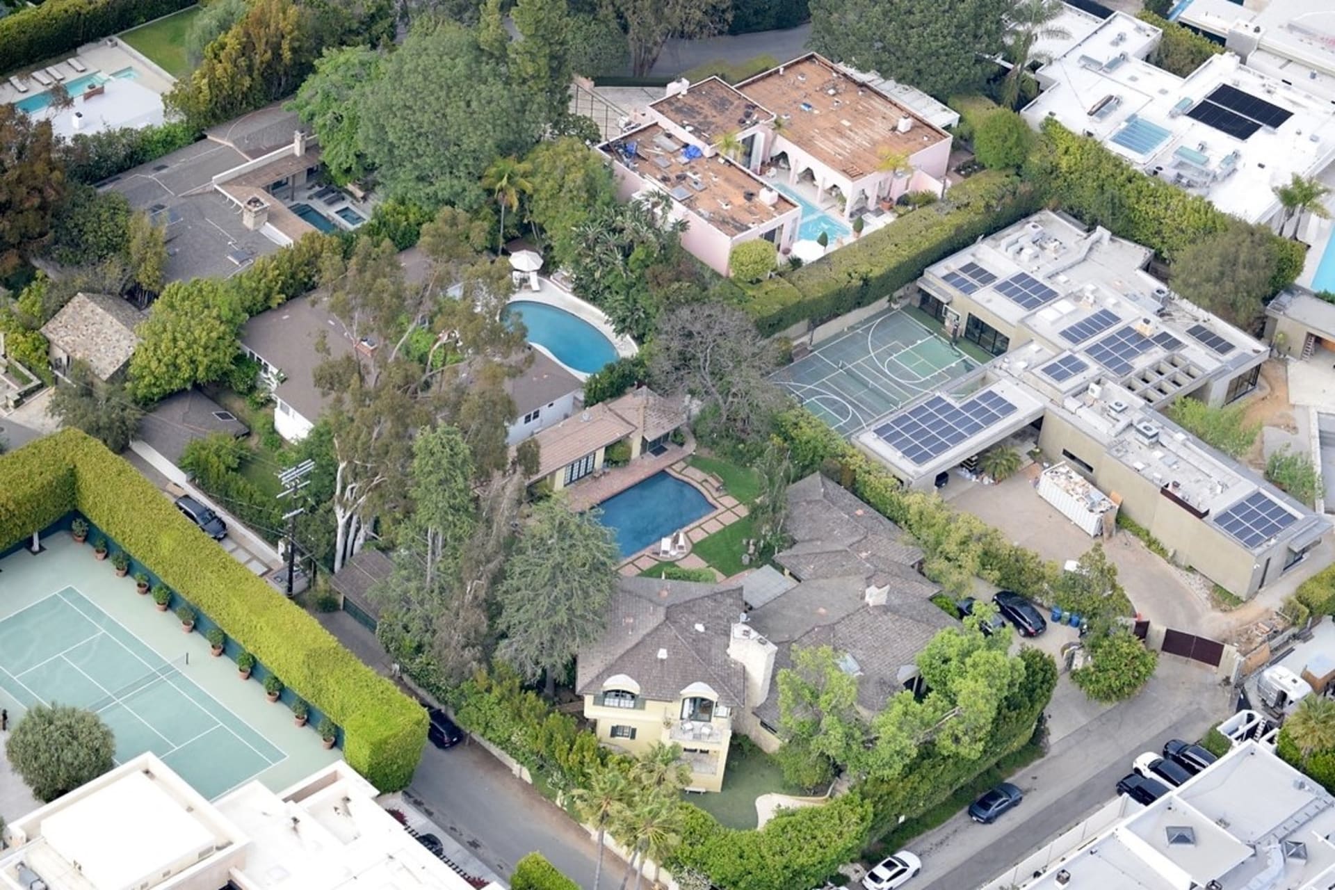 Hvězdný americký herec Leonardo DiCaprio (48) buduje své sídlo v luxusní čtvrti Hollywood Hill už více než dvacet let. 