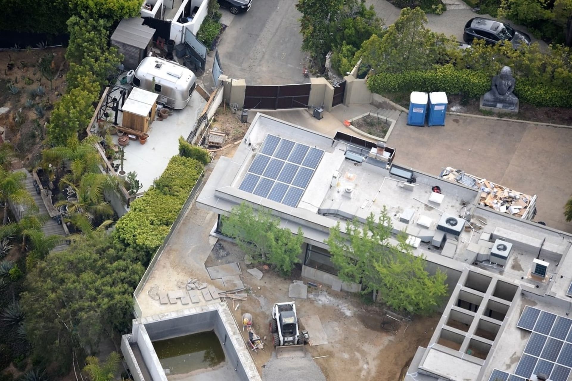 V komplexu Leonarda diCapria v Hollywood Hils probíhá čilý stavební ruch