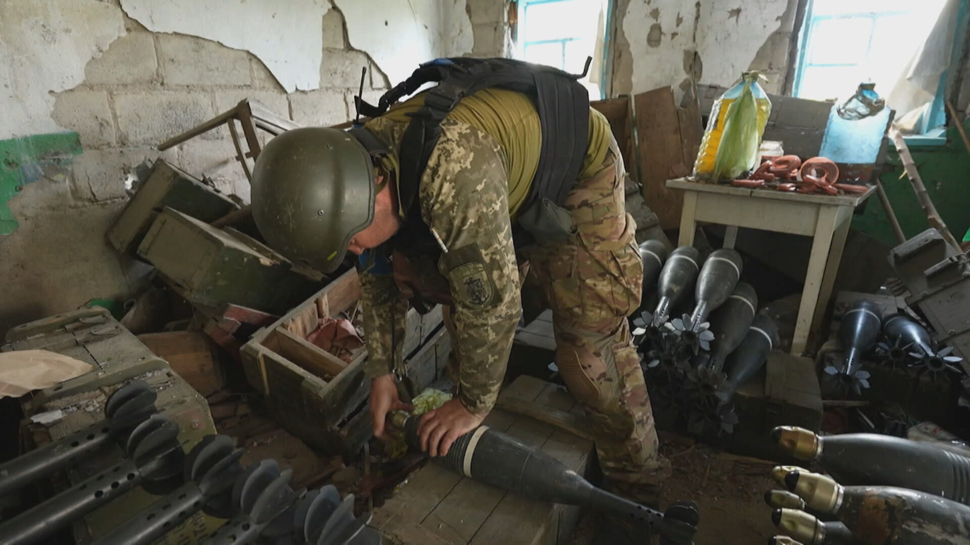 Ukrajinská minometná posádka se nastěhovala do Rusy nedávno vyklizeného domu.