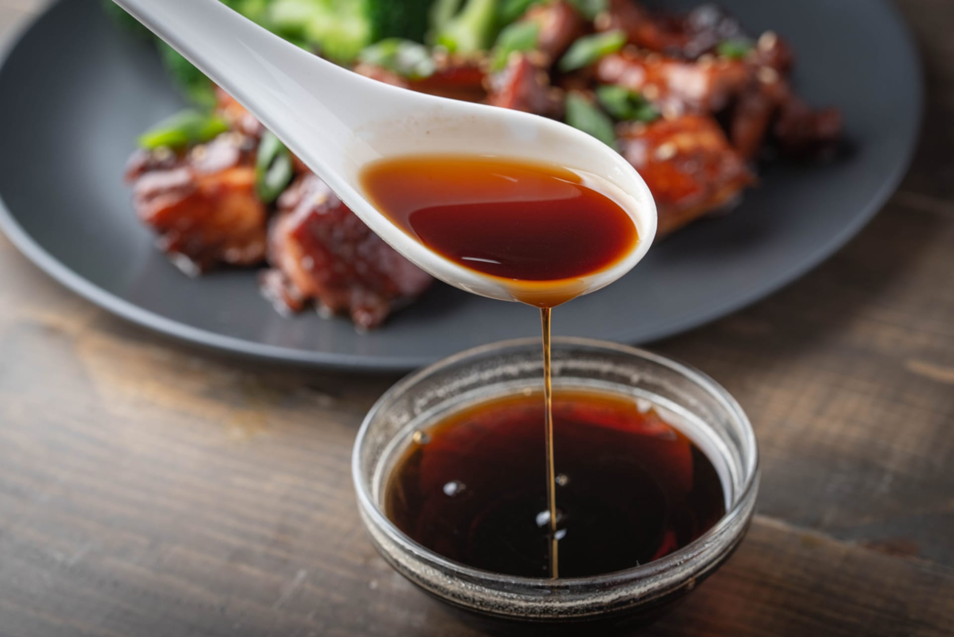 Sójová omáčka neodmyslitelně patří k asijským pokrmům.