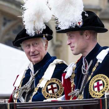 Král Karel III. se svým synem princem Williamem